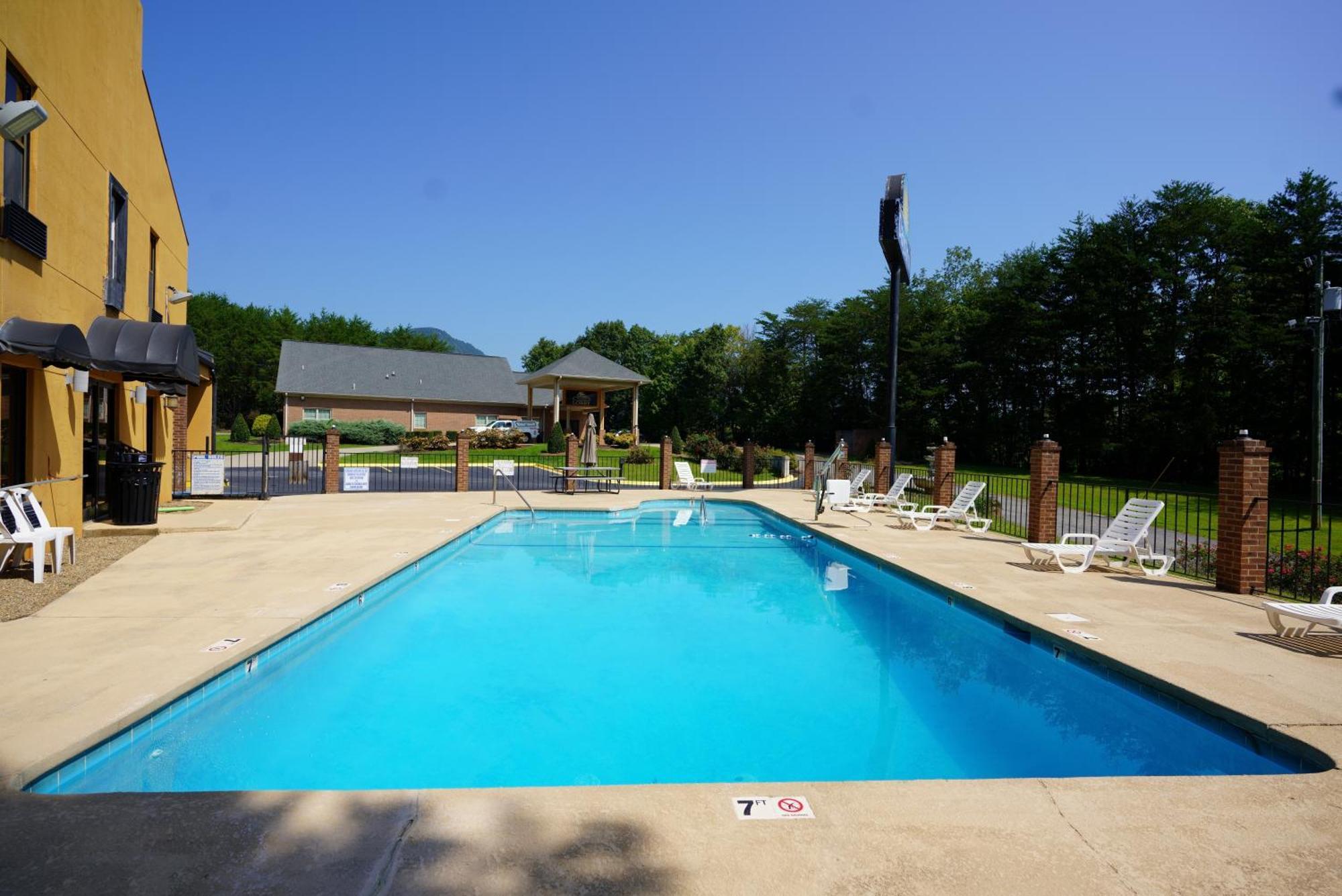 Columbus Inn And Suites エクステリア 写真